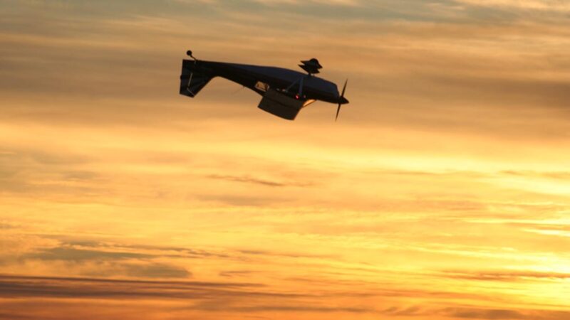 How Aerobatic Airplanes Fly Inverted?