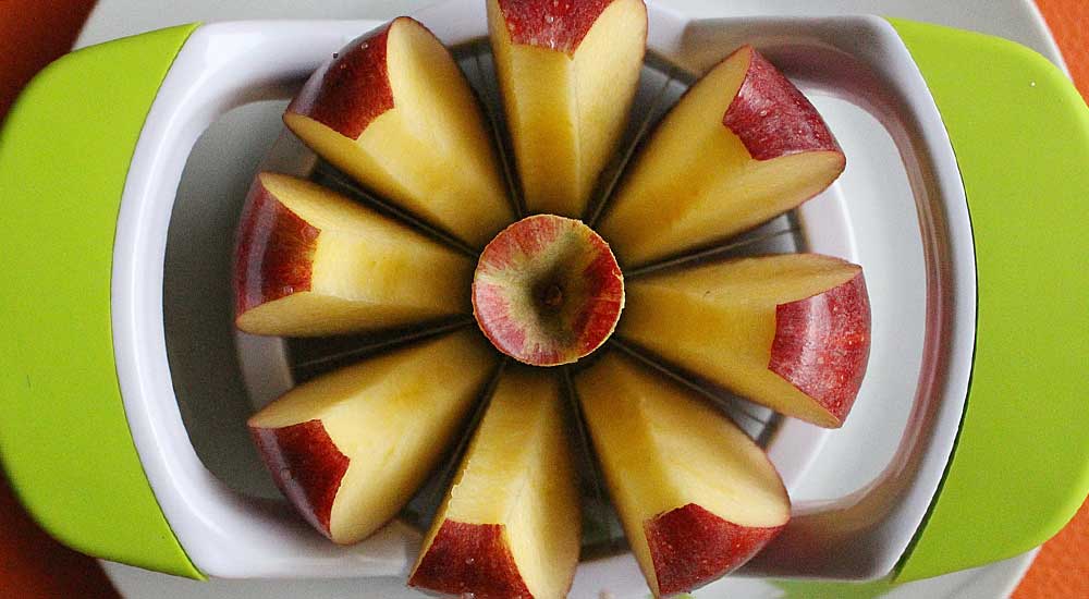 Browning apples in a plate.